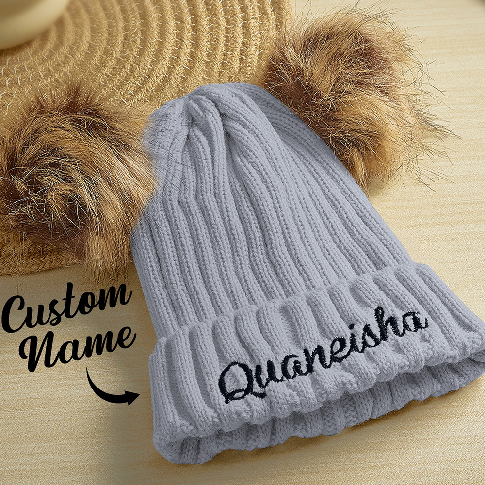 Crie um gorro personalizado com nome bordado para adulto ou bebé. Um presente original e confortável para aniversários, Natal, nascimento e outras ocasiões especiais.