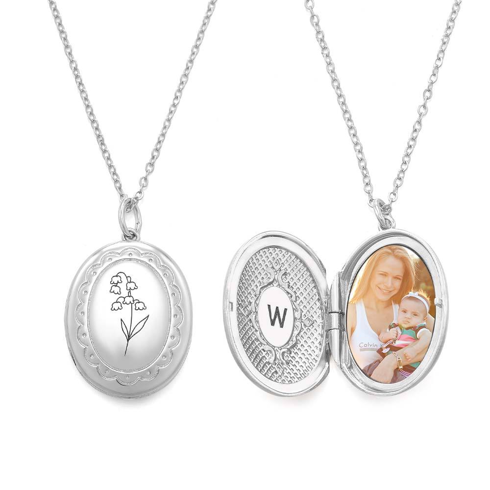 Personalize este medalhão com foto, inicial e flor de nascimento. Uma joia única e emotiva, ideal para oferecer em ocasiões especiais. Prendas Originais.