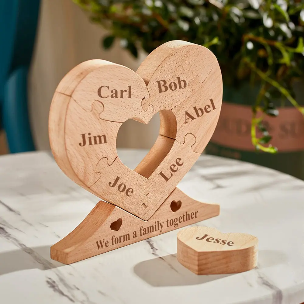 Crie uma decoração de família única com este puzzle coração de madeira personalizado com nomes. Um presente original e emotivo para o Dia da Mãe, Natal, aniversários e outras ocasiões especiais. Ideal para decorar o lar com amor.