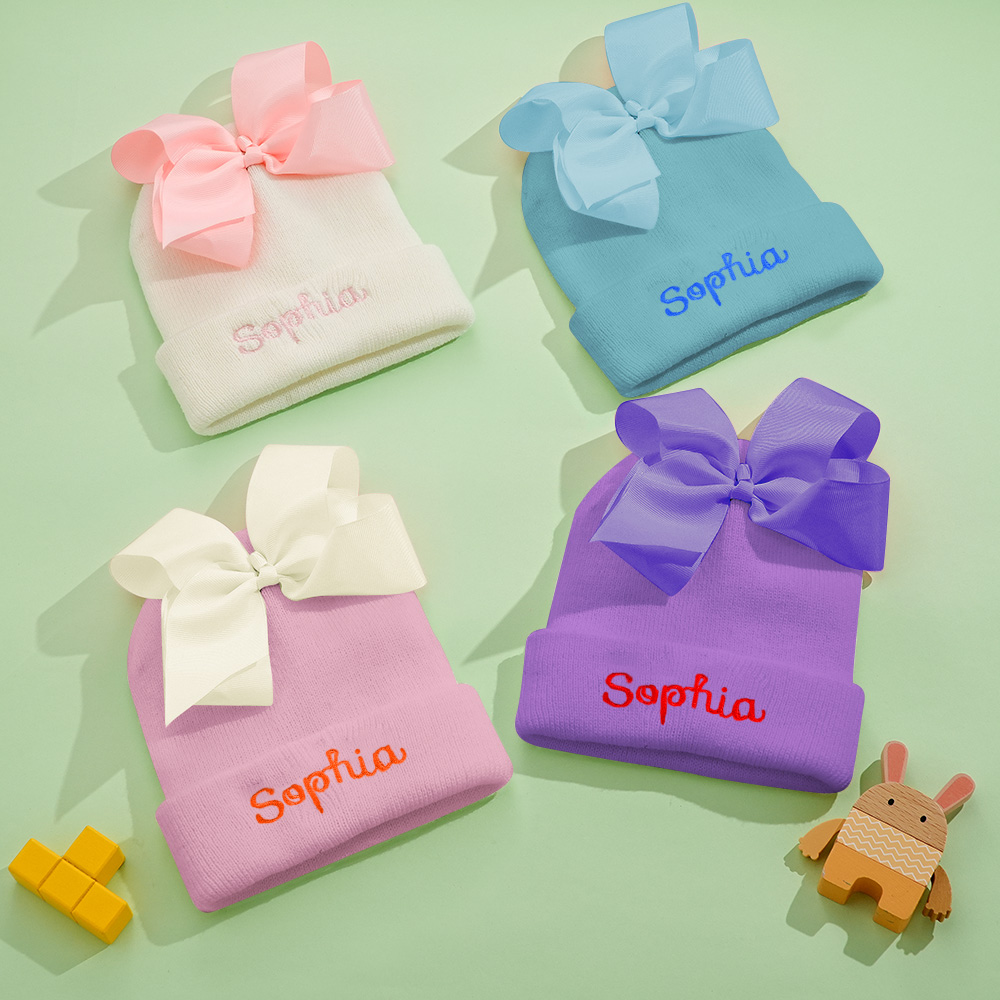 Personalize um adorável gorro de bebé com nome bordado e laço decorativo. Um presente original para nascimento, batizado, aniversário ou baby shower.