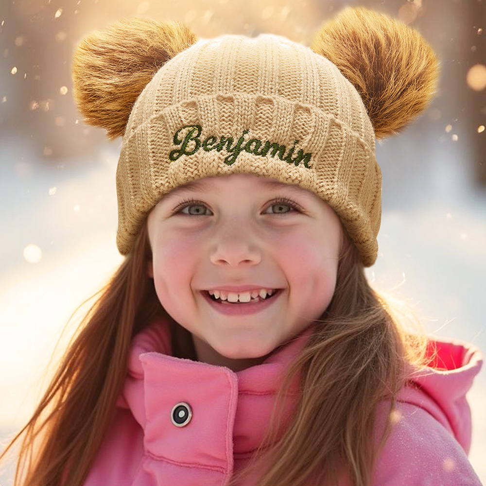 Crie um gorro personalizado com nome bordado para adulto ou bebé. Um presente original e confortável para aniversários, Natal, nascimento e outras ocasiões especiais.