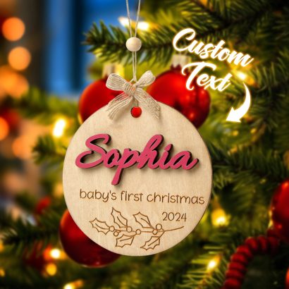Celebre o primeiro Natal do bebé com um ornamento personalizado em madeira com nome e ano. Uma recordação única e um presente personalizado perfeito para novos pais.