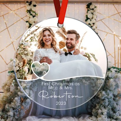 Celebre o primeiro Natal juntos com um ornamento personalizado em acrílico com foto, nomes e data. Um presente romântico e uma recordação única da Prendas Originais.