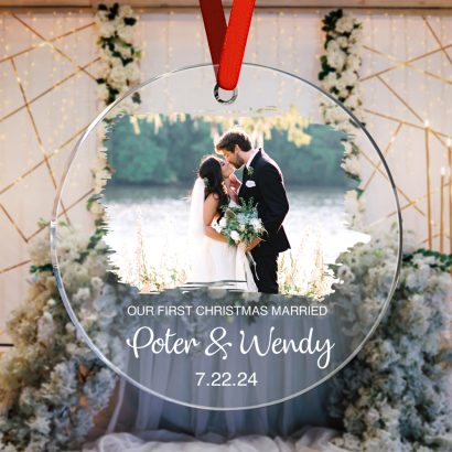 Celebre o primeiro Natal como casados com um ornamento personalizado em acrílico com fotografia, nomes e data. Uma recordação única para decorar a árvore de Natal.