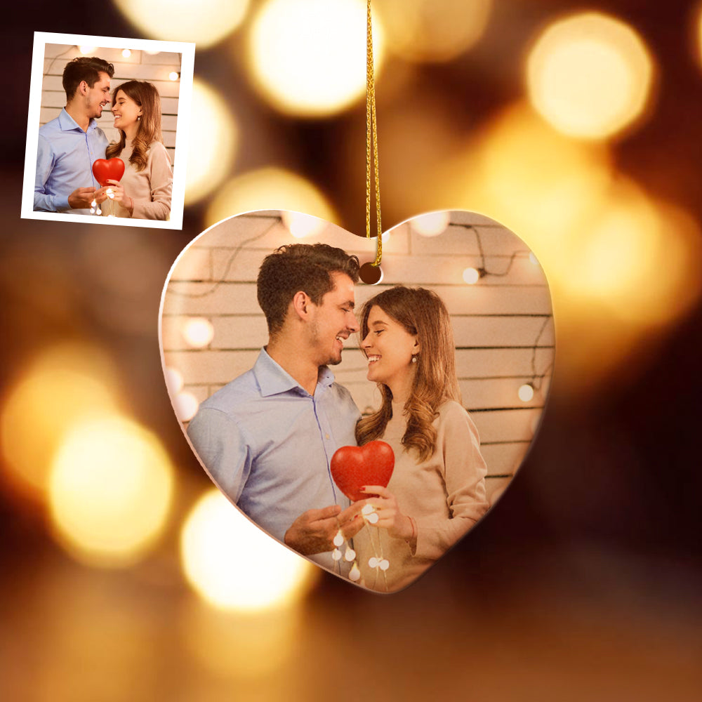 Personalize um ornamento de cerâmica em forma de coração com fotografia e calendário. Um presente único para celebrar datas especiais e decorar o Natal com emoção. Descubra na Prendas Originais.