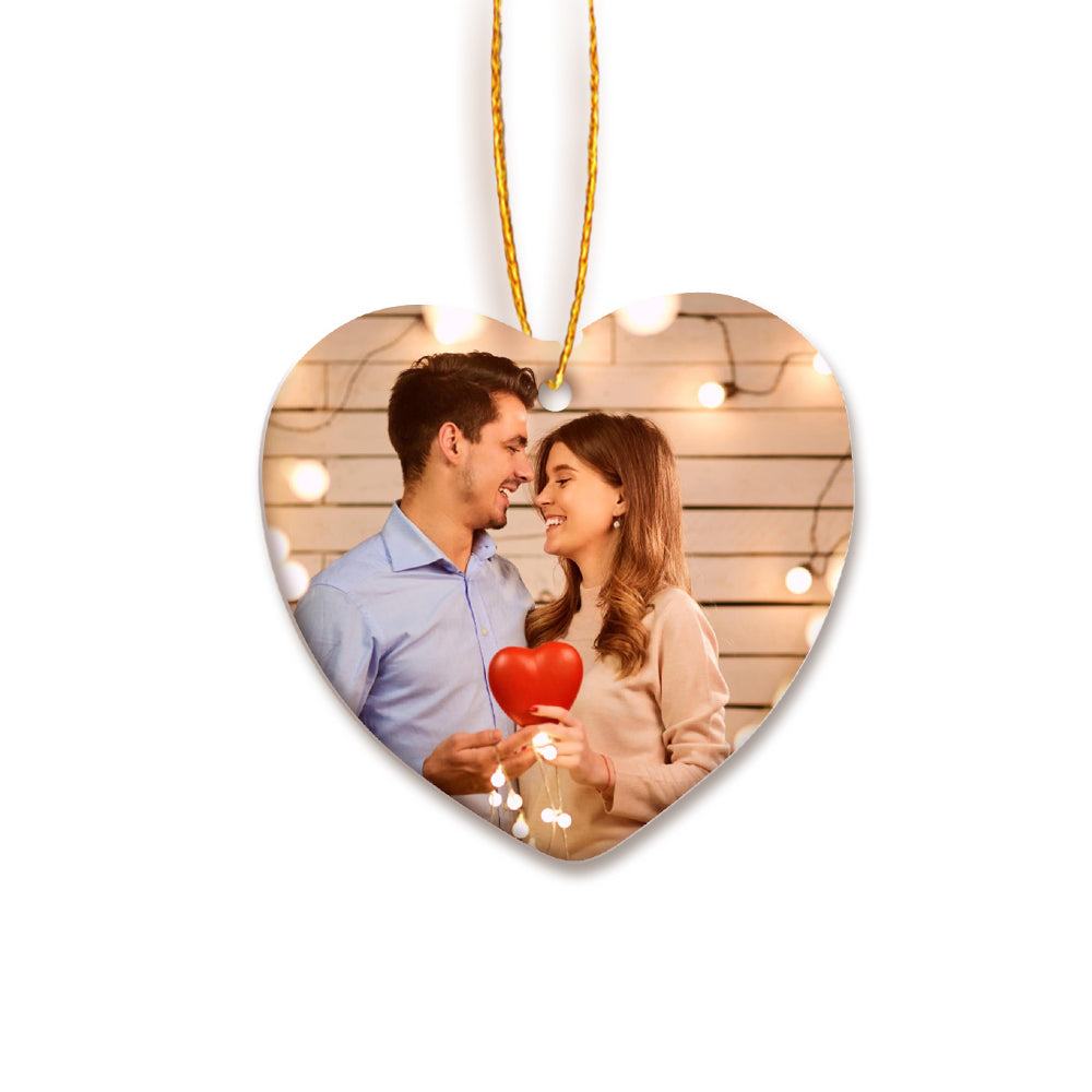 Personalize um ornamento de cerâmica em forma de coração com fotografia e calendário. Um presente único para celebrar datas especiais e decorar o Natal com emoção. Descubra na Prendas Originais.