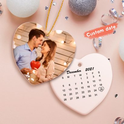 Personalize um ornamento de cerâmica em forma de coração com fotografia e calendário. Um presente único para celebrar datas especiais e decorar o Natal com emoção. Descubra na Prendas Originais.