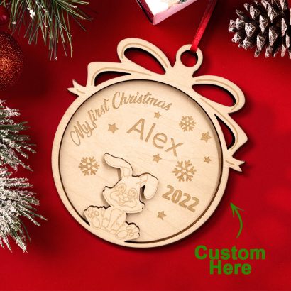 Celebre o primeiro Natal do bebé com um ornamento em madeira personalizado com nome e ano. Uma recordação única para decorar a árvore de Natal e oferecer como presente especial.