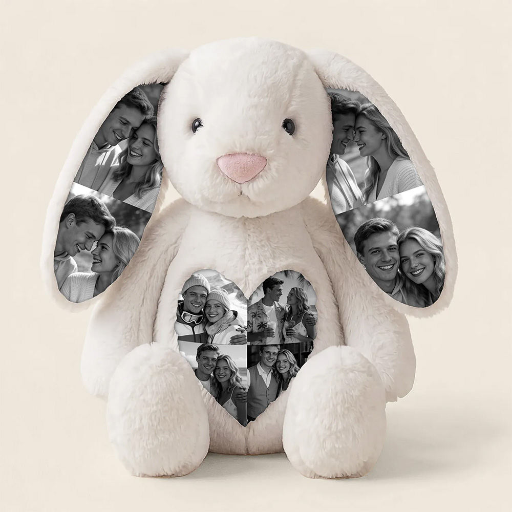 Crie um presente inesquecível com este Peluche Coelho Personalizado com Fotos. Personalize as orelhas e a barriga com as suas melhores memórias. Ideal para bebé, família, casais, baby shower e ocasiões especiais.