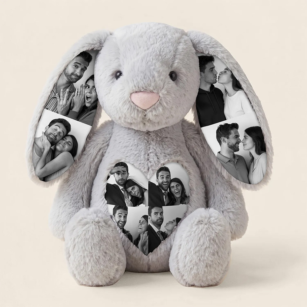Crie um presente inesquecível com este Peluche Coelho Personalizado com Fotos. Personalize as orelhas e a barriga com as suas melhores memórias. Ideal para bebé, família, casais, baby shower e ocasiões especiais.
