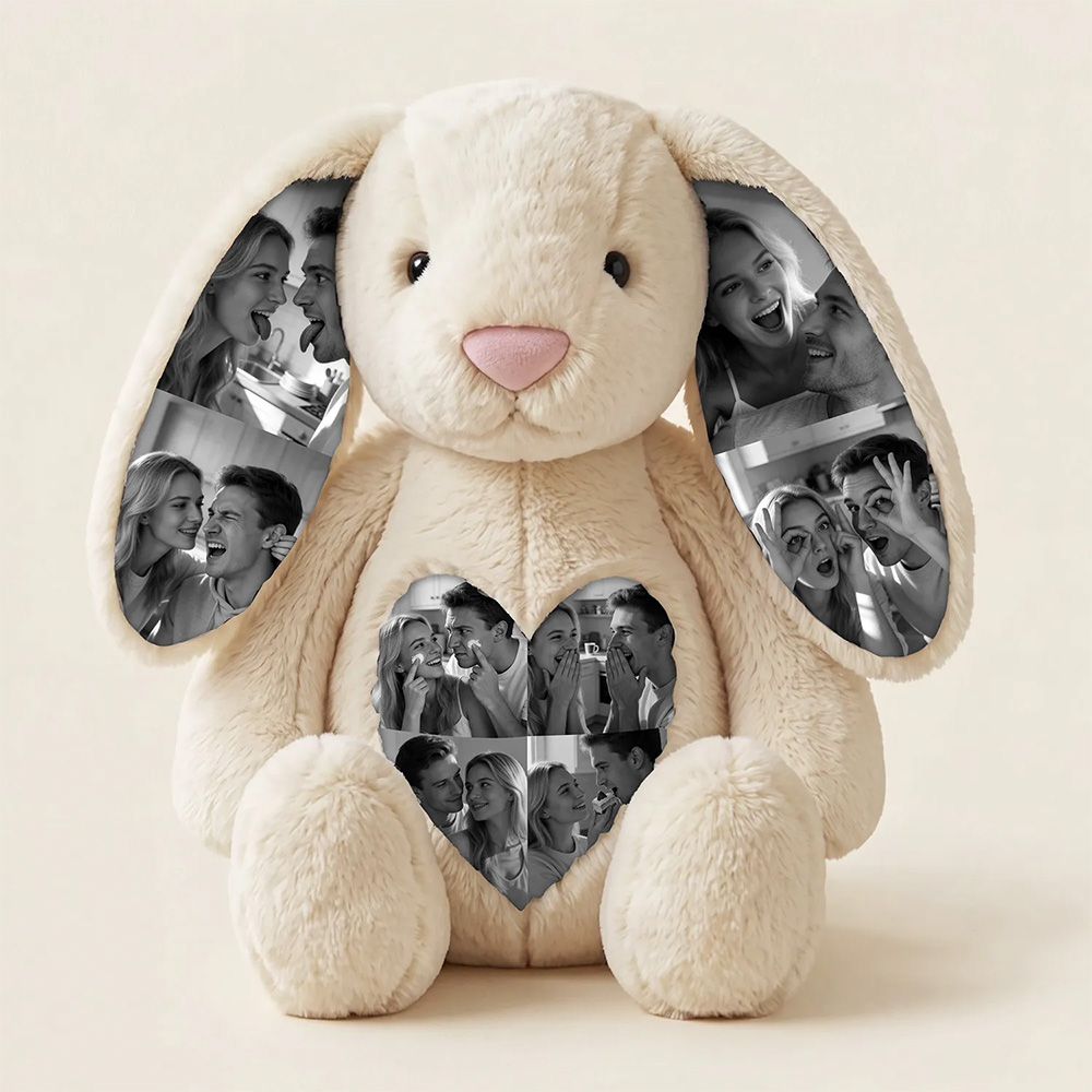 Crie um presente inesquecível com este Peluche Coelho Personalizado com Fotos. Personalize as orelhas e a barriga com as suas melhores memórias. Ideal para bebé, família, casais, baby shower e ocasiões especiais.