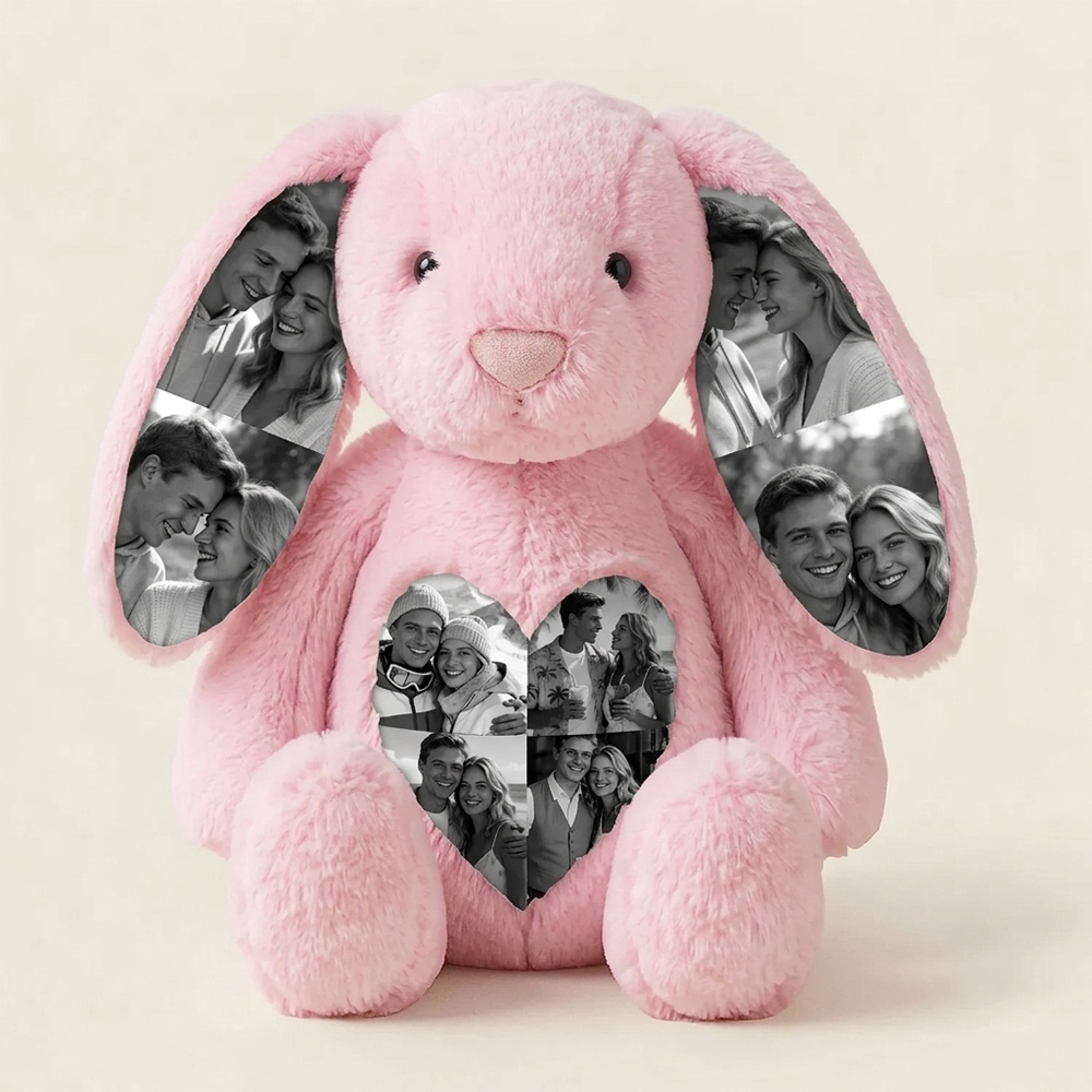 Crie um presente inesquecível com este Peluche Coelho Personalizado com Fotos. Personalize as orelhas e a barriga com as suas melhores memórias. Ideal para bebé, família, casais, baby shower e ocasiões especiais.