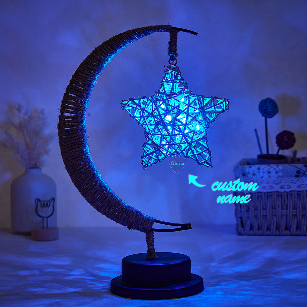 Decore a sua casa com a Lâmpada LED Personalizada Lua e Estrela com Nome. Uma peça exclusiva com gravação personalizada, ideal para oferecer em aniversários, nascimentos, Natal e outras ocasiões especiais.