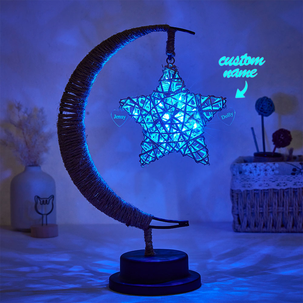 Decore a sua casa com a Lâmpada LED Personalizada Lua e Estrela com Nome. Uma peça exclusiva com gravação personalizada, ideal para oferecer em aniversários, nascimentos, Natal e outras ocasiões especiais.