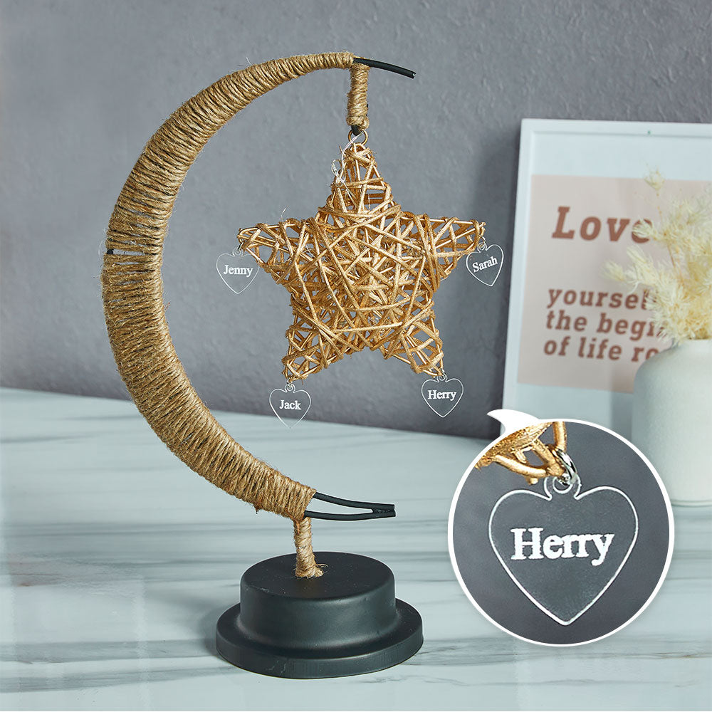 Decore a sua casa com a Lâmpada LED Personalizada Lua e Estrela com Nome. Uma peça exclusiva com gravação personalizada, ideal para oferecer em aniversários, nascimentos, Natal e outras ocasiões especiais.