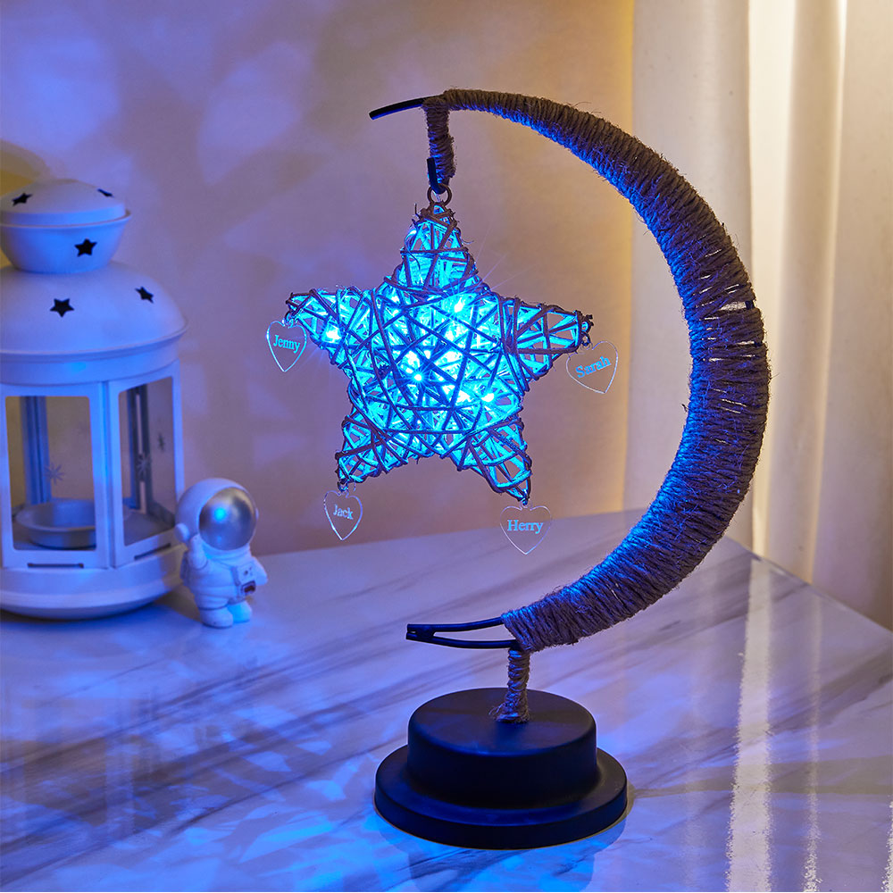 Decore a sua casa com a Lâmpada LED Personalizada Lua e Estrela com Nome. Uma peça exclusiva com gravação personalizada, ideal para oferecer em aniversários, nascimentos, Natal e outras ocasiões especiais.