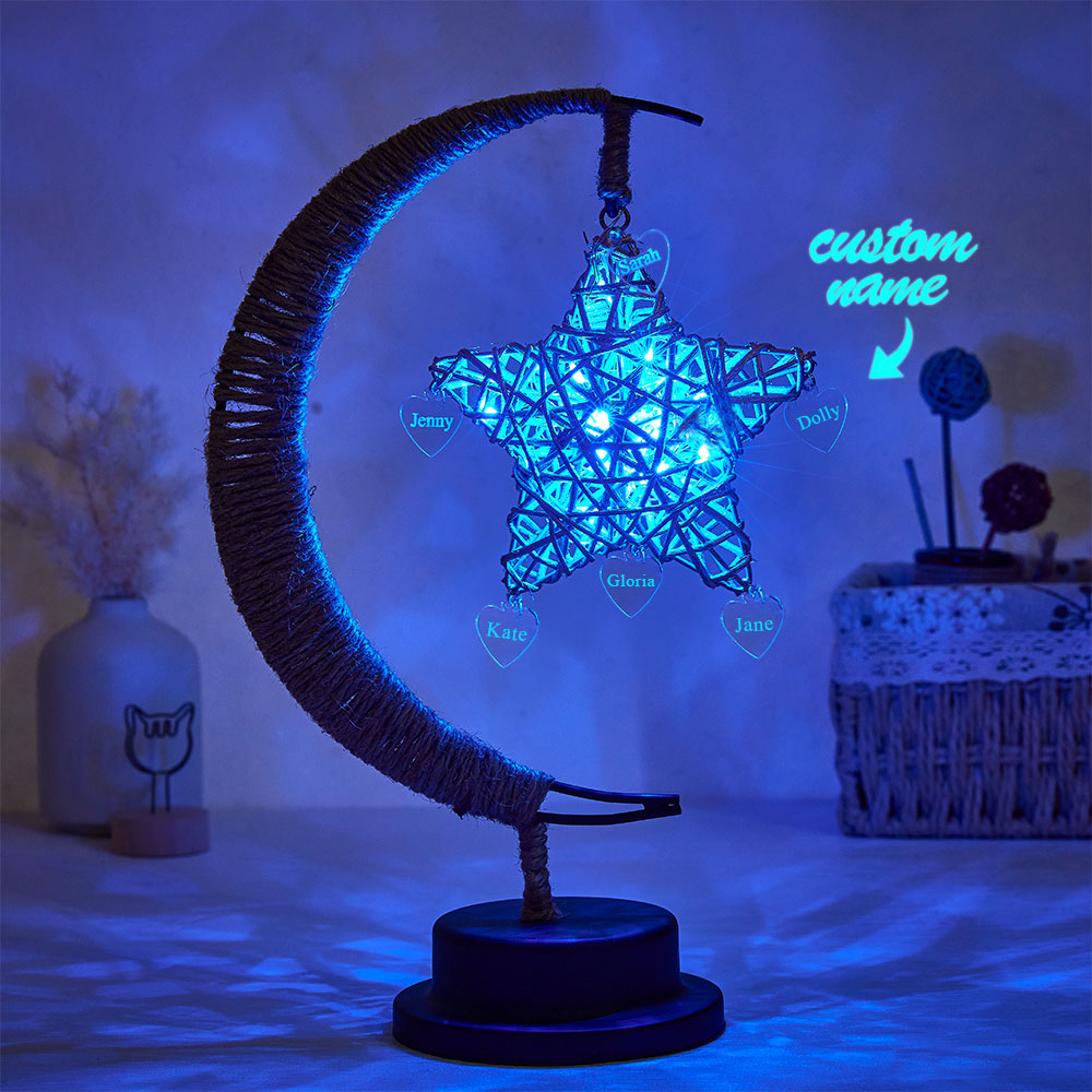 Decore a sua casa com a Lâmpada LED Personalizada Lua e Estrela com Nome. Uma peça exclusiva com gravação personalizada, ideal para oferecer em aniversários, nascimentos, Natal e outras ocasiões especiais.