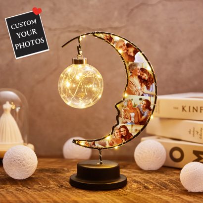 Crie uma Lâmpada LED Personalizada em forma de lua com até 6 fotos. Um presente original para o Dia da Mãe, aniversários, casais ou família. Decoração única e cheia de significado.