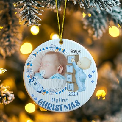 Celebre o primeiro Natal do bebé com um ornamento em cerâmica personalizado com fotografia, nome e ano. Uma recordação única e um presente personalizado cheio de emoção.