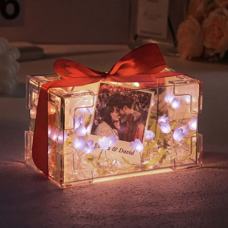 Crie uma Lâmpada LED Personalizada Caixa de Flores com foto e texto. Um presente personalizado com efeito espelho infinito, ideal para casais e ocasiões especiais.