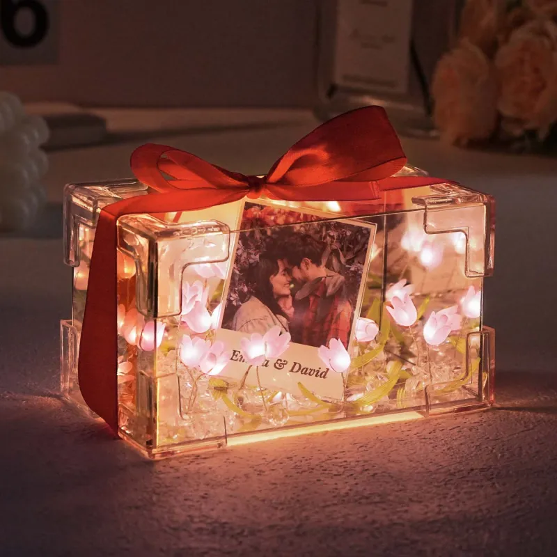 Crie uma Lâmpada LED Personalizada Caixa de Flores com foto e texto. Um presente personalizado com efeito espelho infinito, ideal para casais e ocasiões especiais.