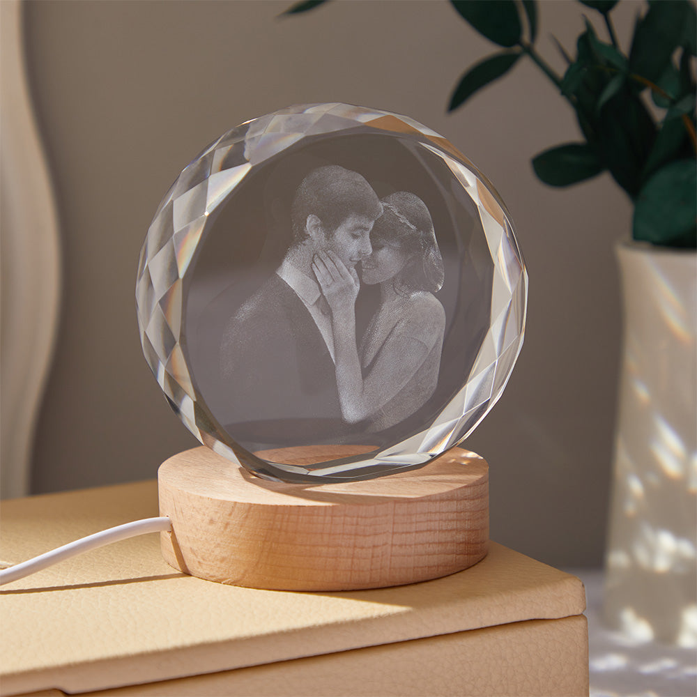 Crie uma Lâmpada LED Personalizada em Cristal com a sua fotografia gravada a laser. Um presente original para casais, aniversários, Dia dos Namorados, casamentos e outras ocasiões especiais.