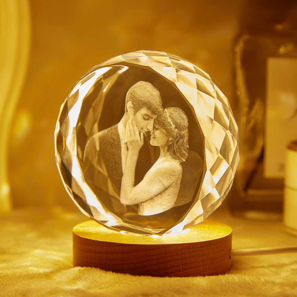 Crie uma Lâmpada LED Personalizada em Cristal com a sua fotografia gravada a laser. Um presente original para casais, aniversários, Dia dos Namorados, casamentos e outras ocasiões especiais.