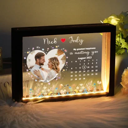 Celebre os momentos mais especiais com uma Moldura LED Personalizada com foto, nomes e data. Um presente único para casais, aniversários, casamentos e Dia dos Namorados. Ideal para decorar qualquer espaço.