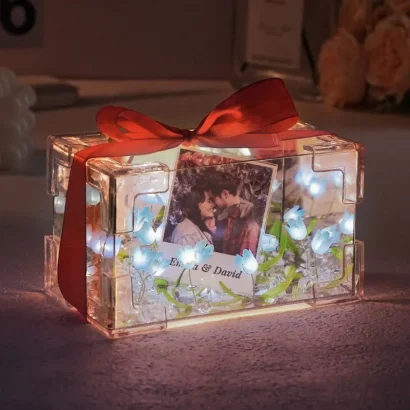 Crie uma Lâmpada LED Personalizada Caixa de Flores com foto e texto. Um presente personalizado com efeito espelho infinito, ideal para casais e ocasiões especiais.