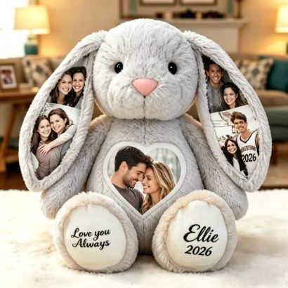 Crie um Peluche Coelho Personalizado com 5 fotografias e 2 mensagens. Uma prenda original e emotiva para aniversários, Dia dos Namorados, nascimento ou Natal.