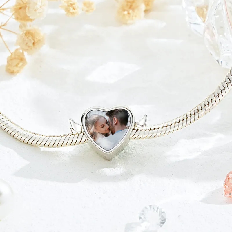 Crie uma pulseira personalizada com foto e texto, com coração e asas de anjo. Uma prenda original e emotiva para Dia da Mãe, Namorados e aniversários.