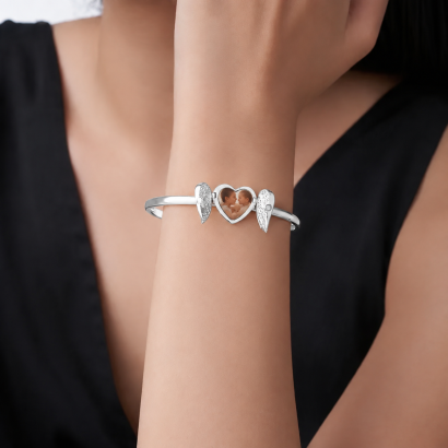 Descubra esta pulseira personalizada com foto e asas de anjo. Uma prenda original e sentimental para mãe, esposa, avó ou alguém especial.