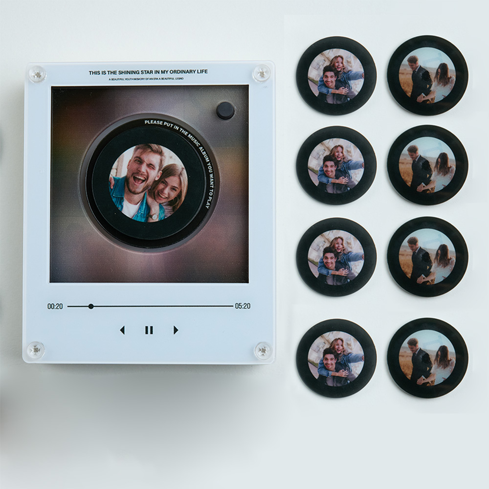 Record Player Personalizado com foto e 9 músicas. Um presente original e cheio de significado para casais, aniversários de casamento, Dia dos Namorados e mais.