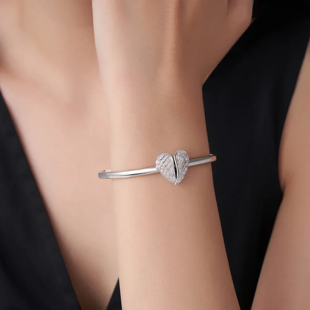 Descubra esta pulseira personalizada com foto e asas de anjo. Uma prenda original e sentimental para mãe, esposa, avó ou alguém especial.