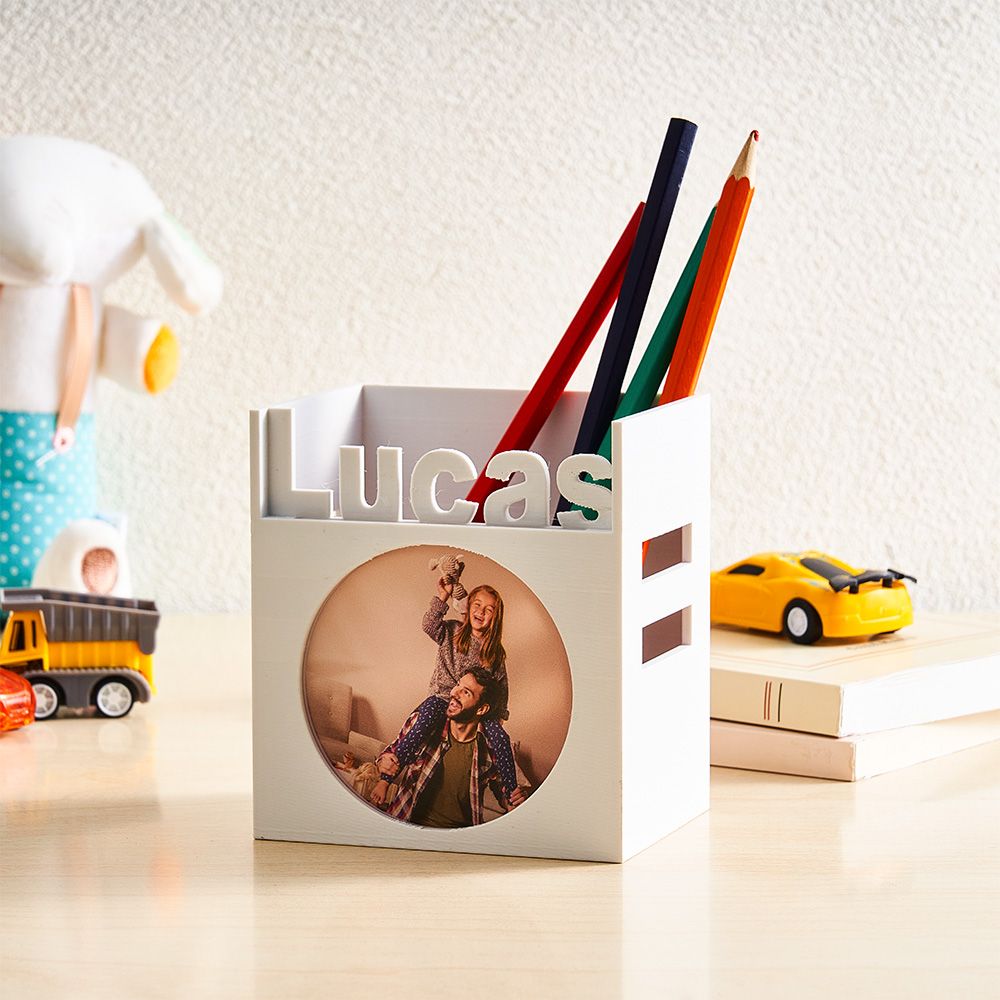 Crie um porta-canetas personalizado com foto e nome. Uma prenda original e funcional para crianças, estudantes e secretárias especiais.