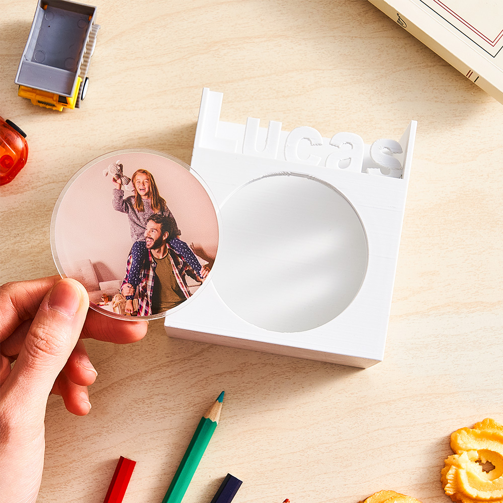 Crie um porta-canetas personalizado com foto e nome. Uma prenda original e funcional para crianças, estudantes e secretárias especiais.