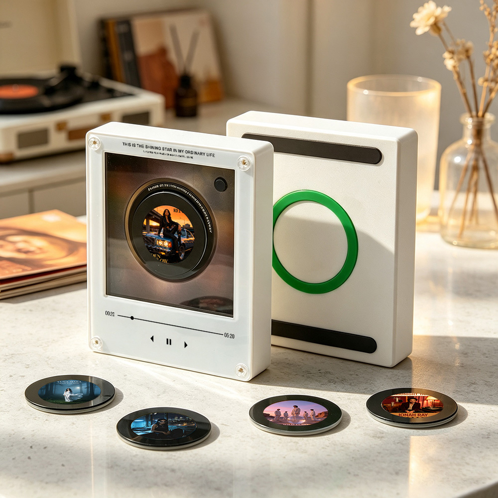 Record Player Personalizado com foto e 9 músicas. Um presente original e cheio de significado para casais, aniversários de casamento, Dia dos Namorados e mais.