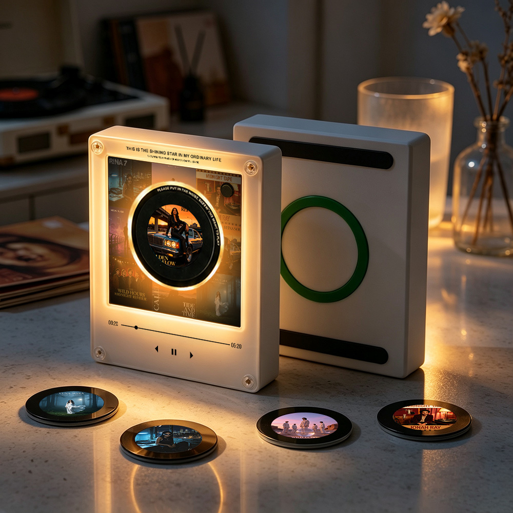 Record Player Personalizado com foto e 9 músicas. Um presente original e cheio de significado para casais, aniversários de casamento, Dia dos Namorados e mais.