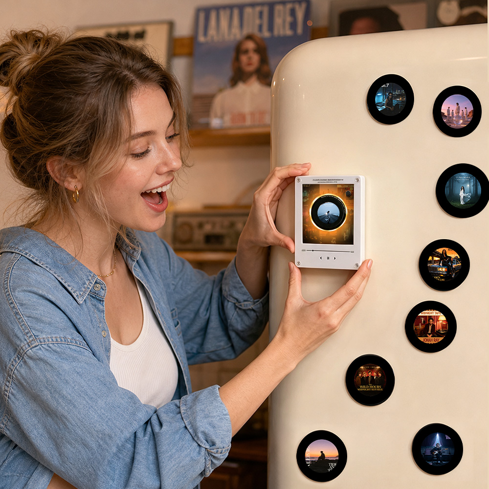 Record Player Personalizado com foto e 9 músicas. Um presente original e cheio de significado para casais, aniversários de casamento, Dia dos Namorados e mais.
