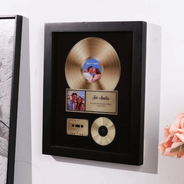 Crie um quadro musical personalizado com foto, música e mensagem. Uma prenda original e decoração de parede única para aniversários, casamentos e momentos especiais.