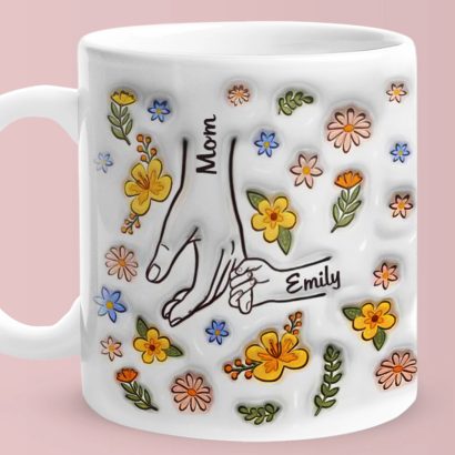 Crie uma caneca personalizada com nomes, flores e mãos dadas. Uma prenda original e emotiva para oferecer à mãe em momentos especiais.