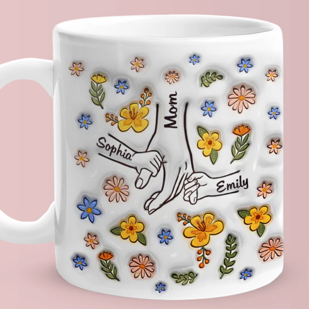 Crie uma caneca personalizada com nomes, flores e mãos dadas. Uma prenda original e emotiva para oferecer à mãe em momentos especiais.