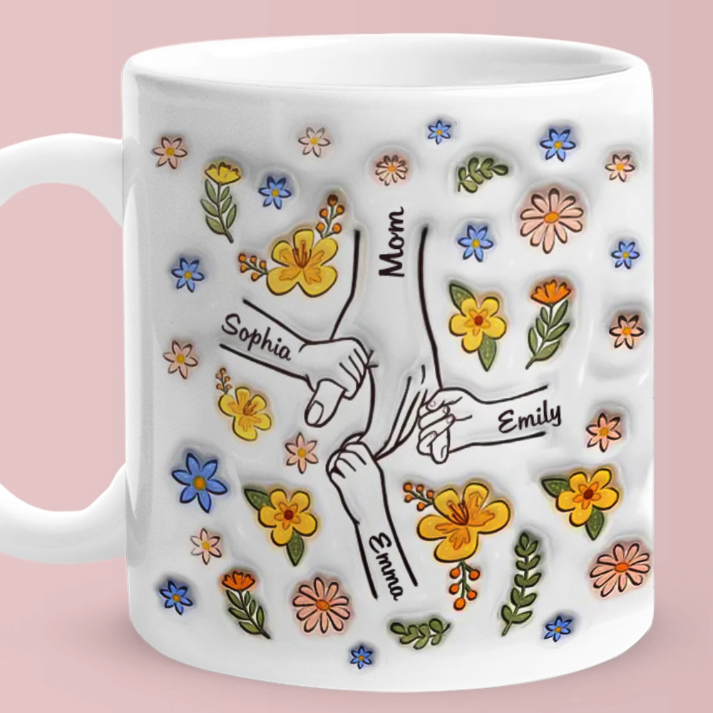 Crie uma caneca personalizada com nomes, flores e mãos dadas. Uma prenda original e emotiva para oferecer à mãe em momentos especiais.