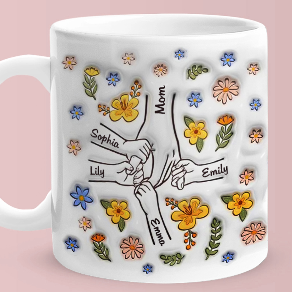 Crie uma caneca personalizada com nomes, flores e mãos dadas. Uma prenda original e emotiva para oferecer à mãe em momentos especiais.