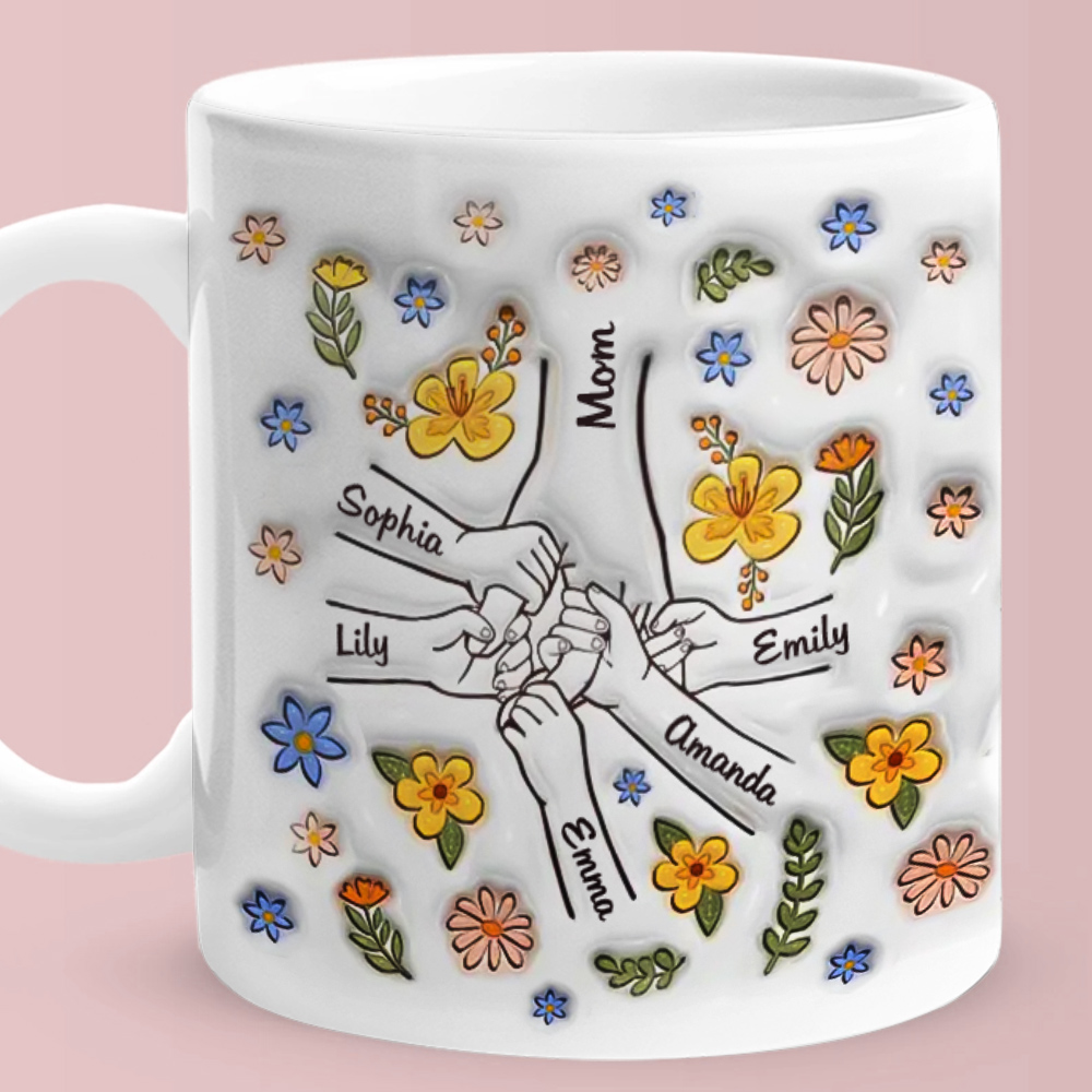 Crie uma caneca personalizada com nomes, flores e mãos dadas. Uma prenda original e emotiva para oferecer à mãe em momentos especiais.