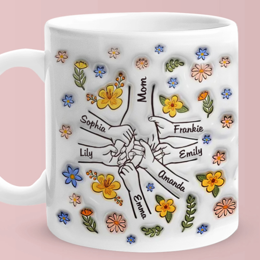 Crie uma caneca personalizada com nomes, flores e mãos dadas. Uma prenda original e emotiva para oferecer à mãe em momentos especiais.