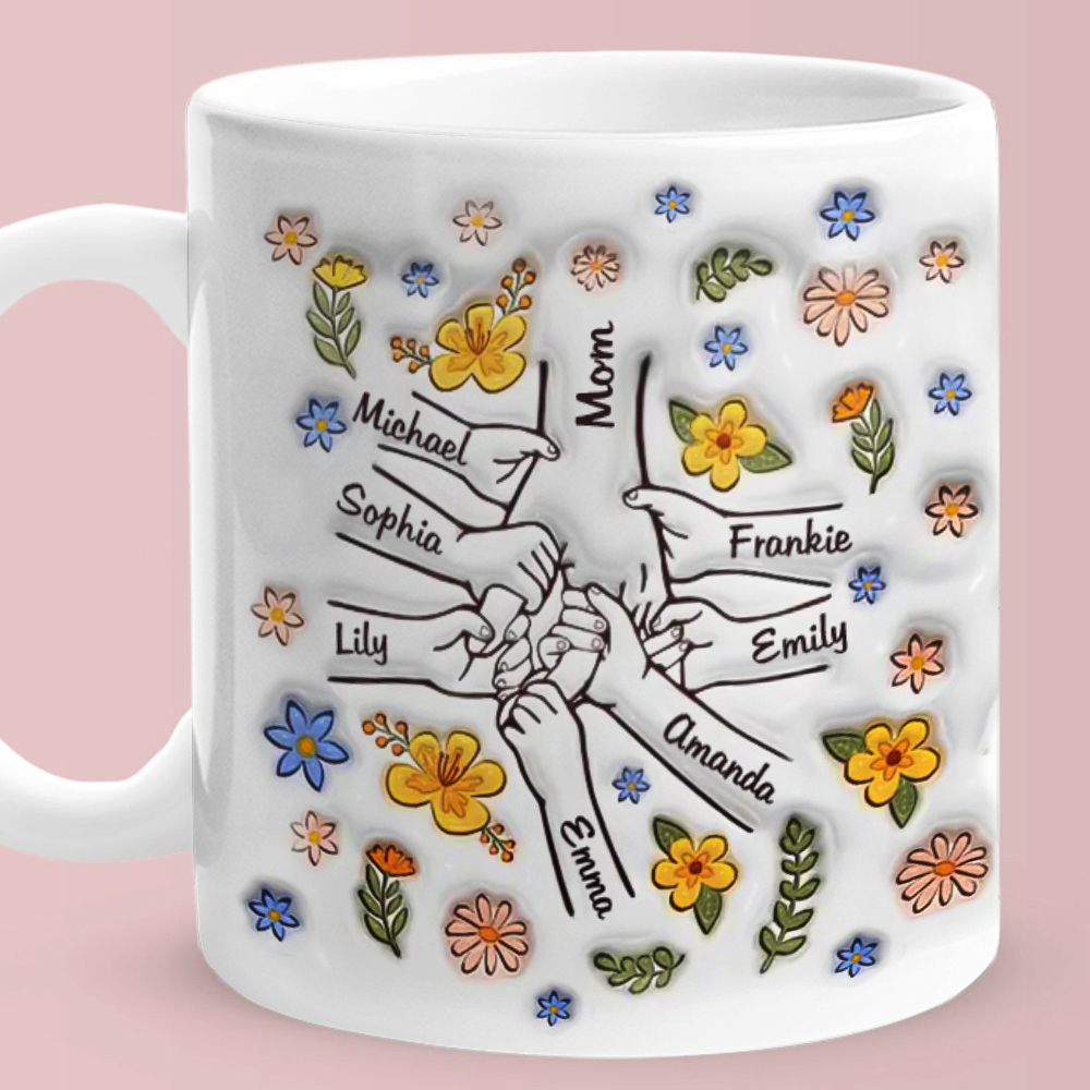 Crie uma caneca personalizada com nomes, flores e mãos dadas. Uma prenda original e emotiva para oferecer à mãe em momentos especiais.