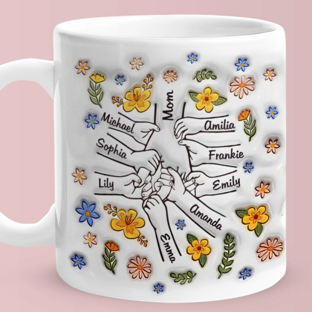 Crie uma caneca personalizada com nomes, flores e mãos dadas. Uma prenda original e emotiva para oferecer à mãe em momentos especiais.