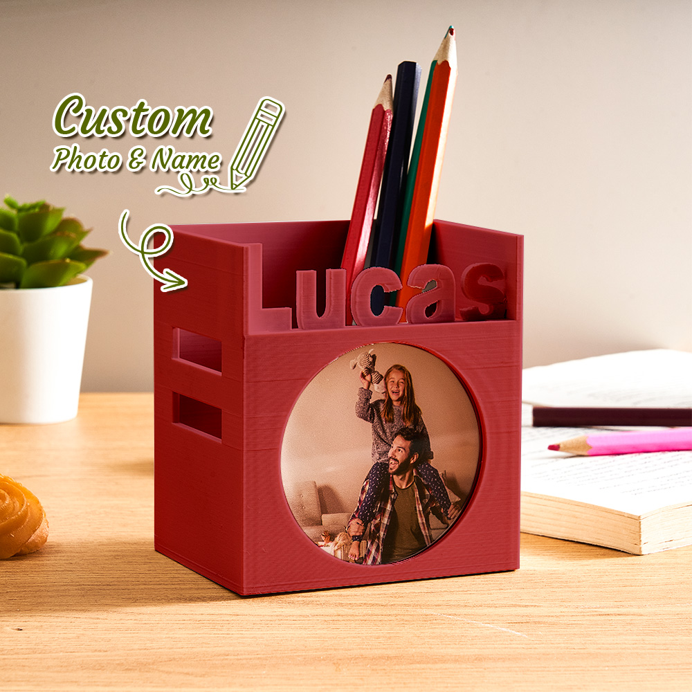 Crie um porta-canetas personalizado com foto e nome. Uma prenda original e funcional para crianças, estudantes e secretárias especiais.