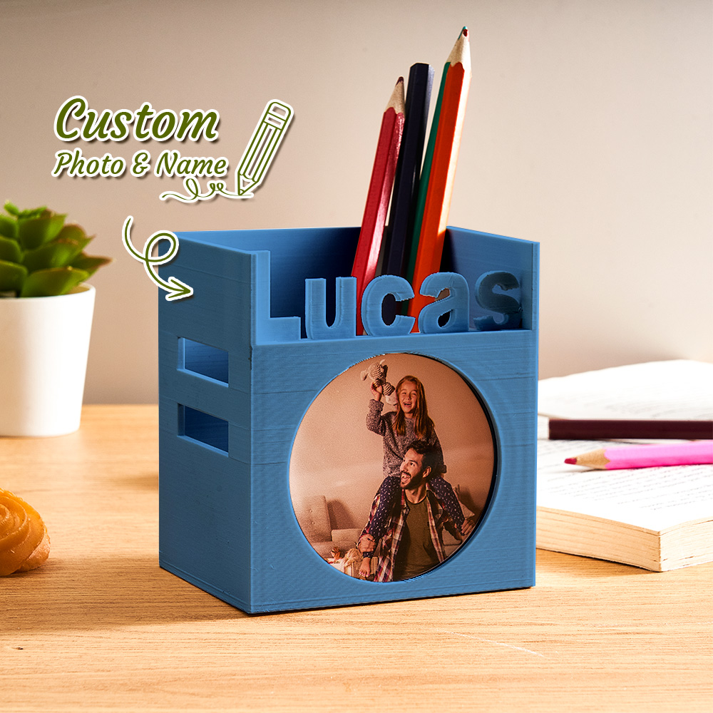 Crie um porta-canetas personalizado com foto e nome. Uma prenda original e funcional para crianças, estudantes e secretárias especiais.